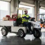 רכב תפעולי עם ארגז מטען בשימוש באזור תפעולי של עסק